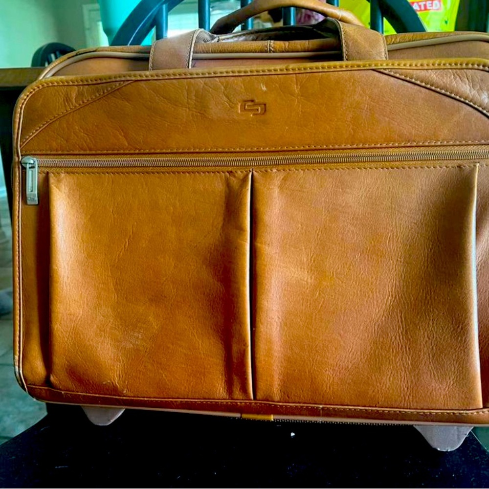 Solo rolling briefcase